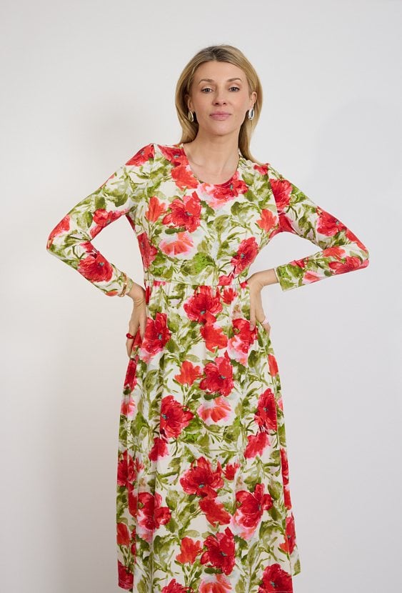 Sukienka w kwiaty na jasnym tle