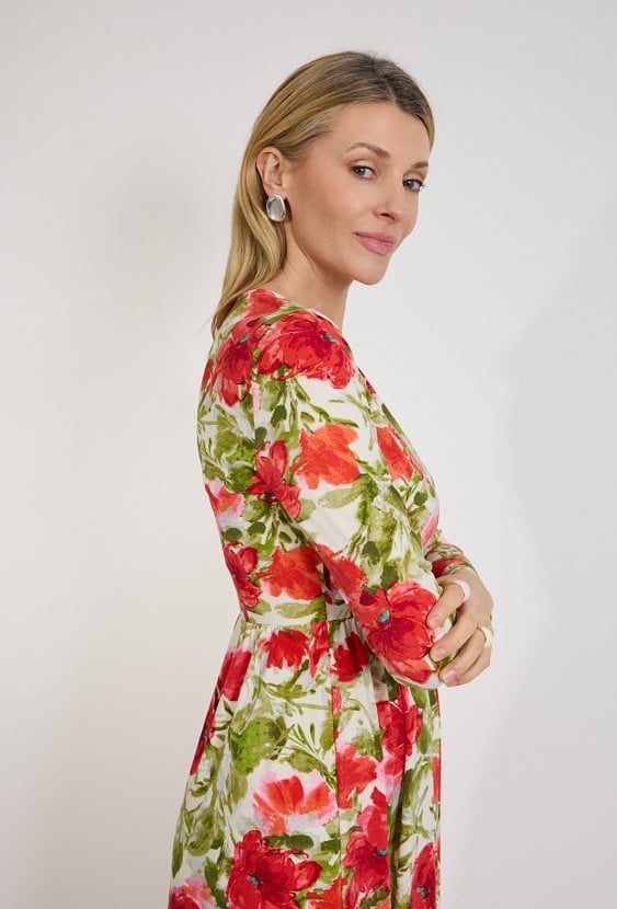 Sukienka w kwiaty na jasnym tle