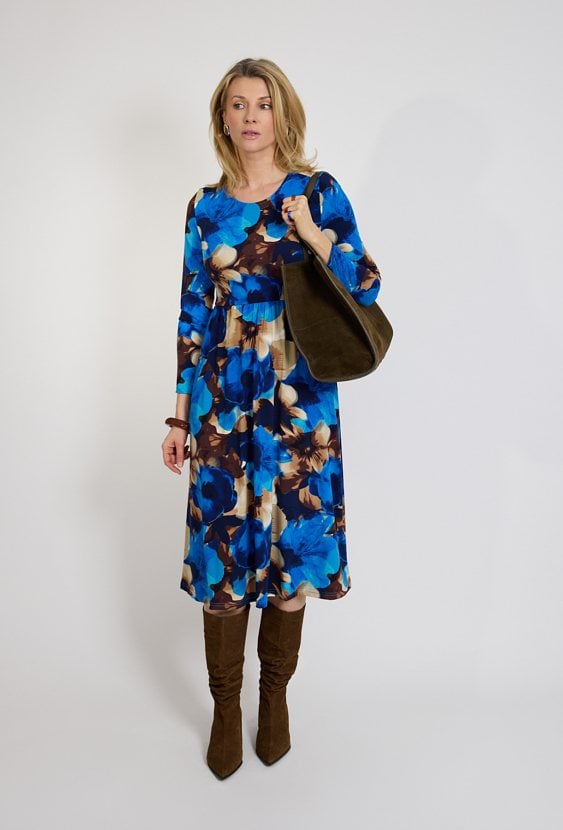 Sukienka midi w kwiaty niebieska