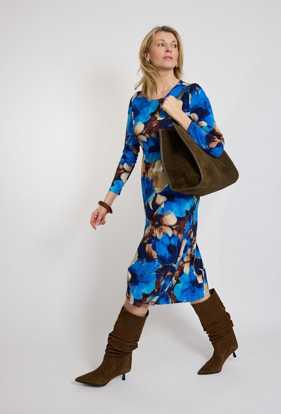 Sukienka midi w kwiaty niebieska