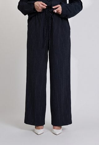 Granatowe spodnie damskie w paski – eleganckie spodnie biznesowe