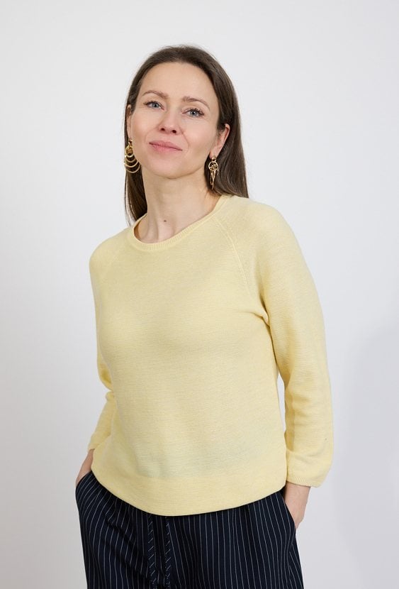 Żółty sweter damski klasyczny