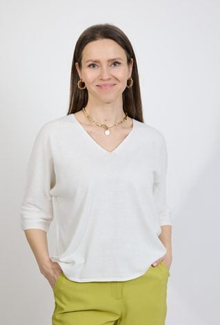 Kremowy sweter damski z dekoltem V