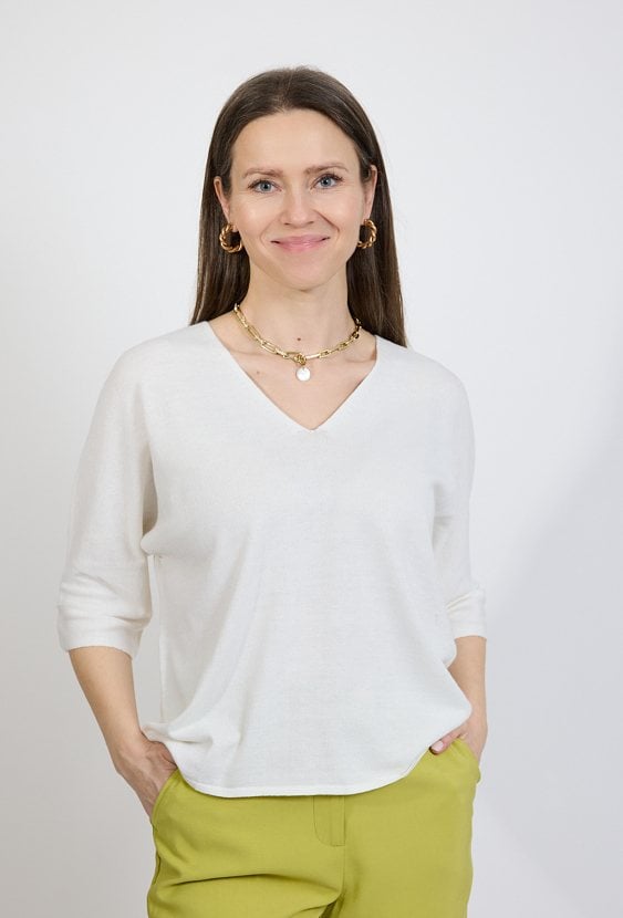 Kremowy sweter damski z dekoltem V