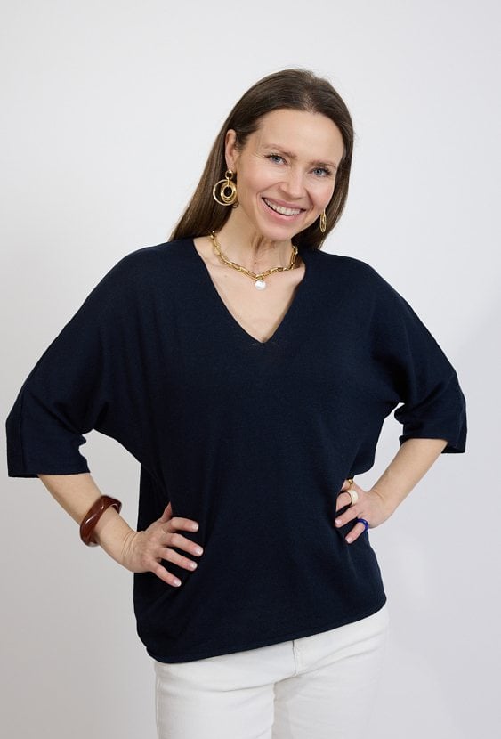 Granatowy sweter damski z dekoltem V